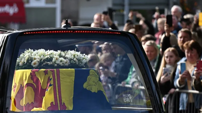 El féretro de Isabel II emprende en Escocia su último viaje