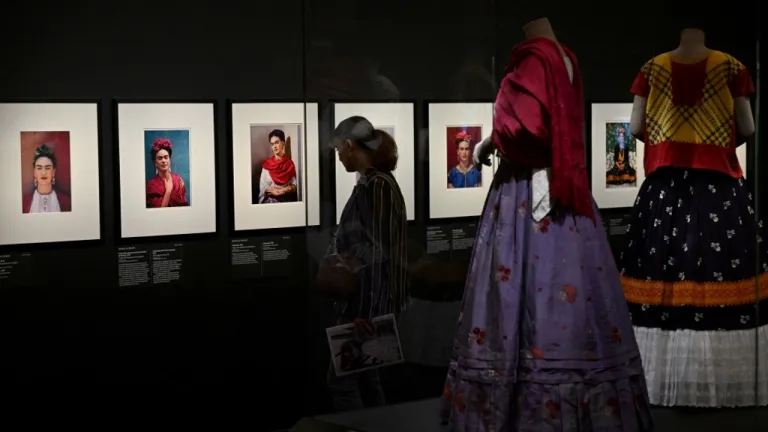Revela la íntima conexión entre Frida Kahlo y la moda