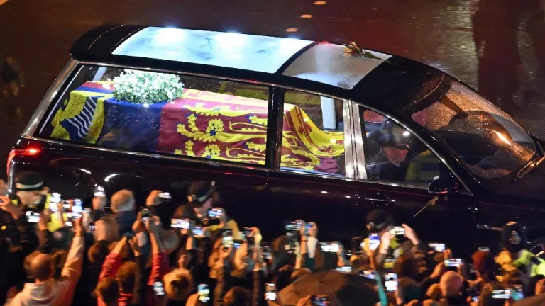 Féretro de Isabel II llegó a Londres para el último adiós