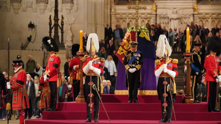 Funeral de la Reina Isabel: Carlos III y sus hermanos velan el féretro 