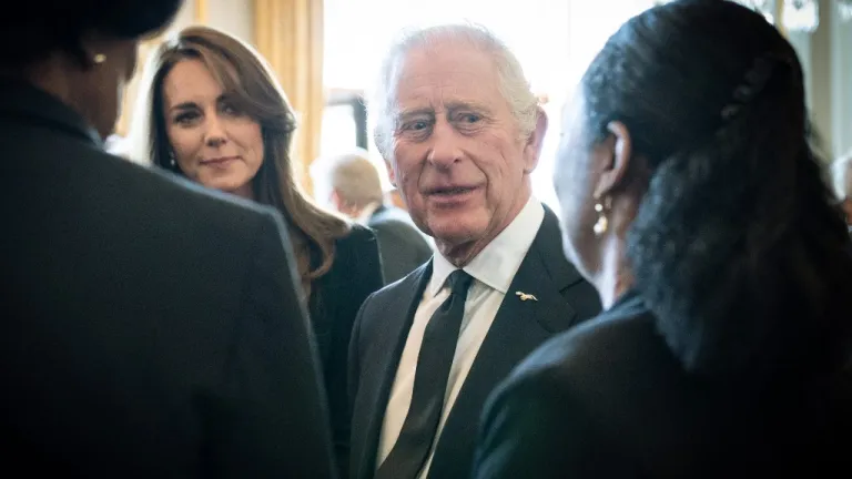 Carlos III y su hijo Guillermo agradecen multitudinario homenaje a Isabel II