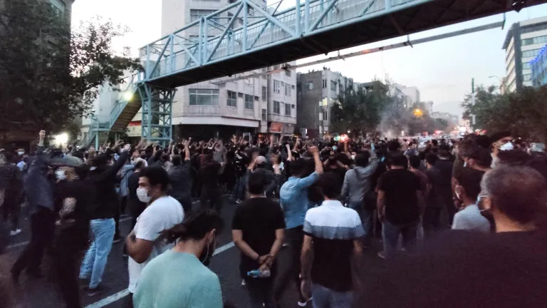 Irán bloquea acceso a redes sociales en medio de protestas