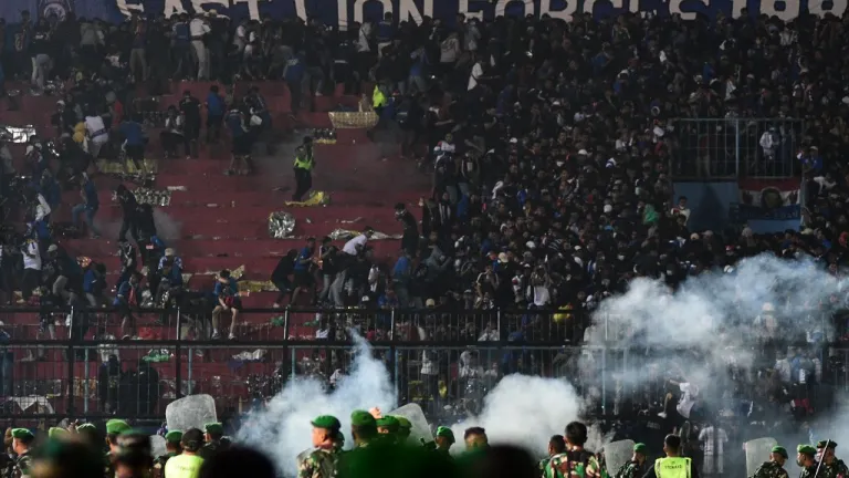 Estampida en estadio de fútbol de Indonesia | número de víctimas