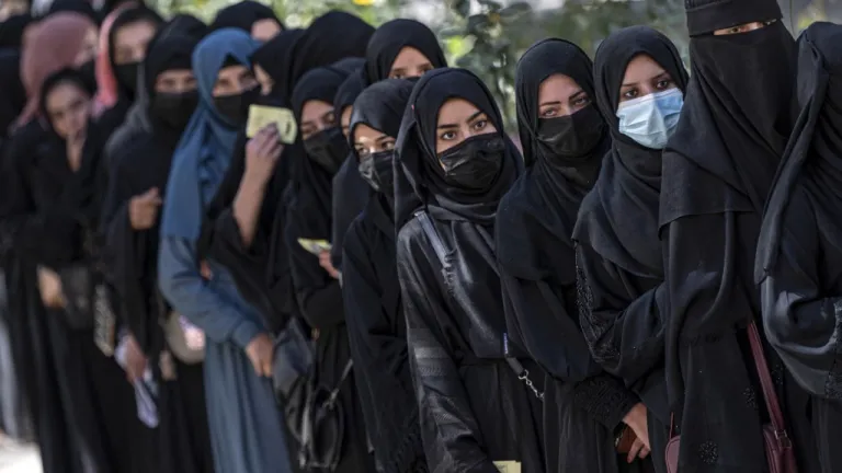 Prohibición a la universidad para mujeres en Afganistán