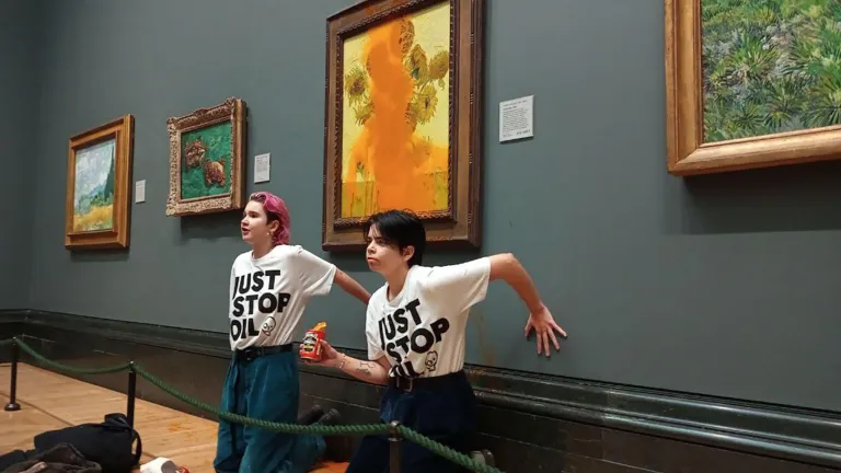 Lanzan sopa sobre 'Los girasoles' de Van Gogh en museo de Londres