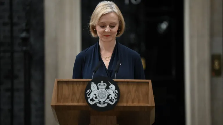 Liz Truss, primera ministra británica, renunció a su cargo