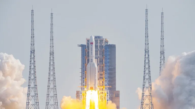 China lanza el último módulo de su estación espacial