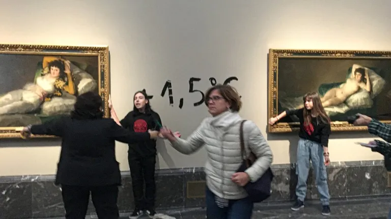Activistas pegan sus manos al marco de pinturas de Goya en Madrid