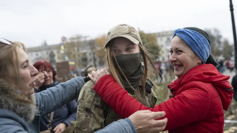 8M; Zelenski y Putin agradecen a las mujeres por su papel en la guerra