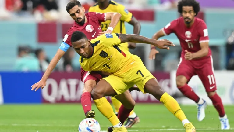 Ecuador hace historia y vence a Catar en su debut mundialista