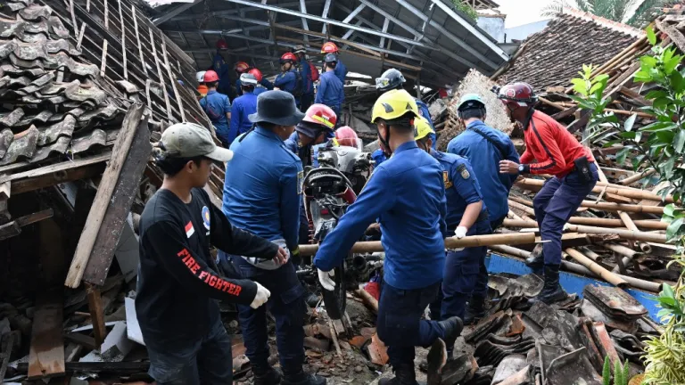 Indonesia | Sube a 321 fallecidos el balance del terremoto