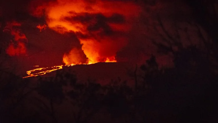 El volcán más grande del mundo entra en erupción en Hawái