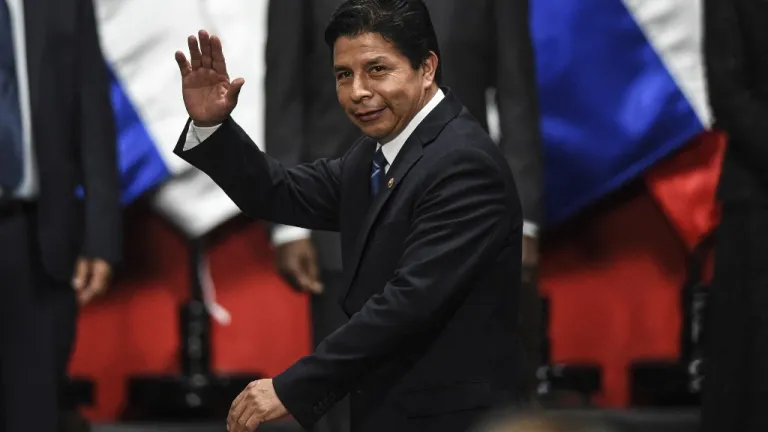 Congreso de Perú destituye al presidente Pedro Castillo 