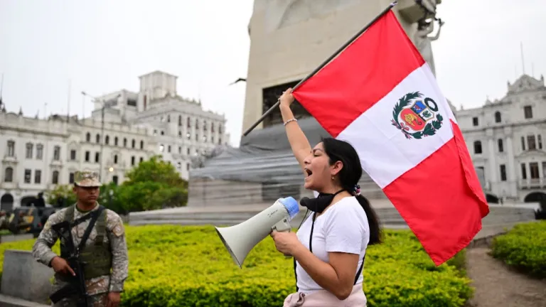 Crisis en Perú:  Fracasa adelanto de elecciones, protestas y turistas varados 