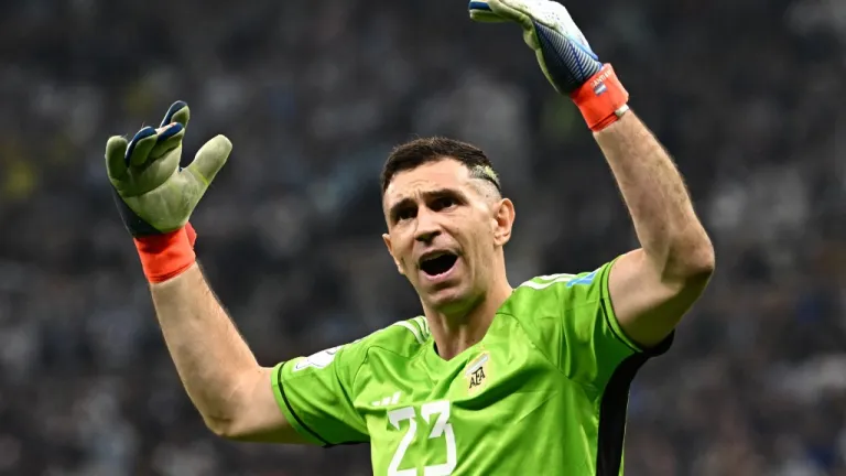 'Dibu' Martínez, la polémica estrella del tercer triunfo mundialista de Argentina