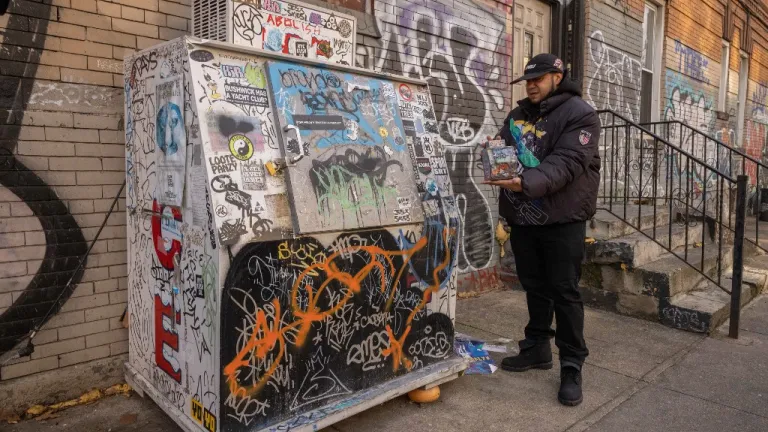 Artista neoyorquino convierte pequeñas escenas callejeras en un negocio rentable