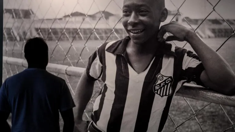 Pelé: amistoso en Colombia y tarjeta roja 