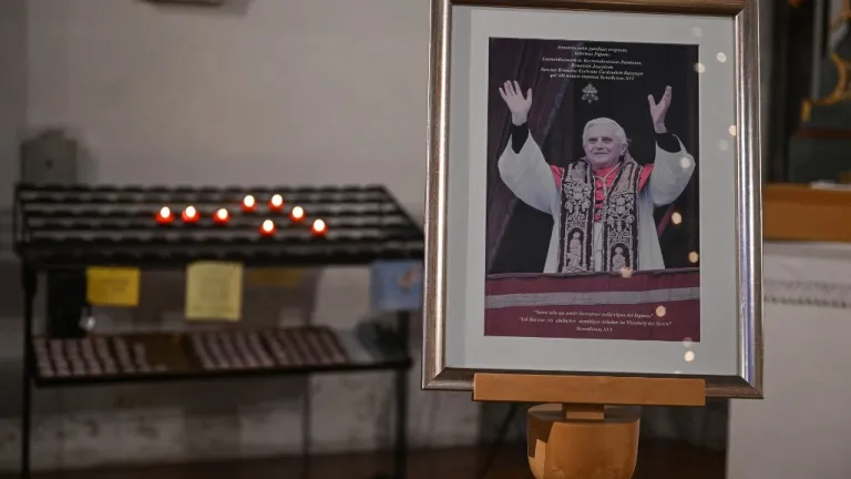 Papa Francisco pide orar por Benedicto XVI, que "está muy enfermo"