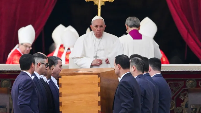Benedicto XVI: Así fue su funeral con la presencia del papa Francisco