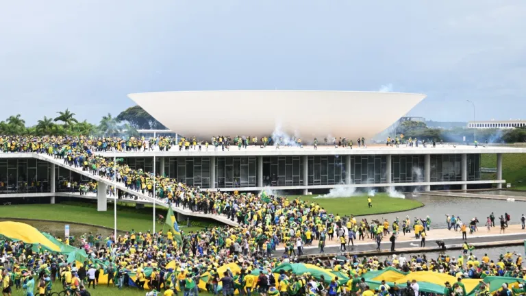 Bolsonaristas invaden el Congreso, el palacio presidencial y la Corte Suprema de Brasil