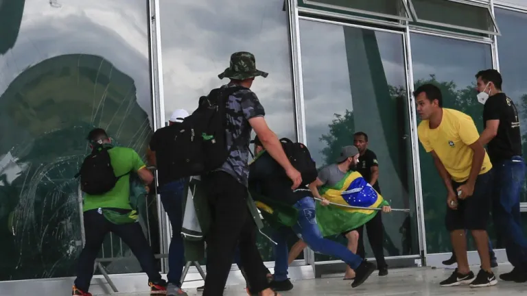 Brasil: 150 bolsonaristas detenidos tras invasión de edificios gubernamentales