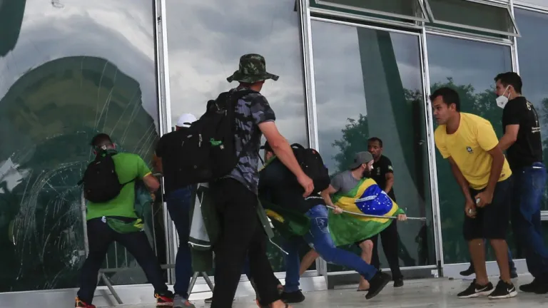 Brasil: 150 bolsonaristas detenidos tras invasión de edificios gubernamentales