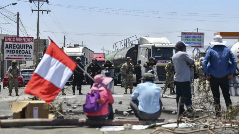 Crisis en Perú: choques entre manifestantes antigubernamentales y fuerzas del orden