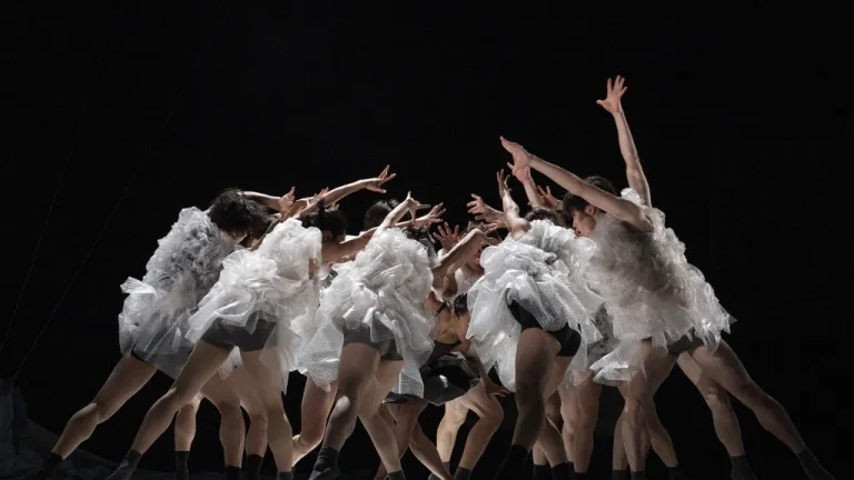 Ballet japonés K-BALLET: desechos de plástico para crear su vestuario