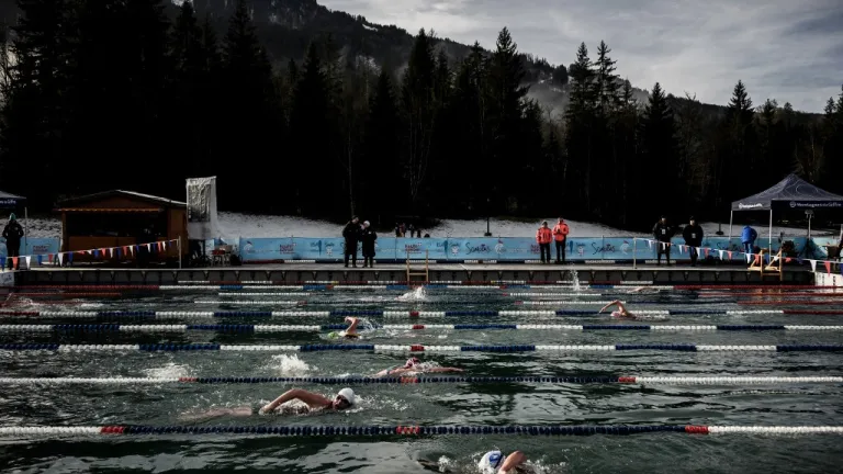 Mundial de natación en agua helada en Los Alpes franceses