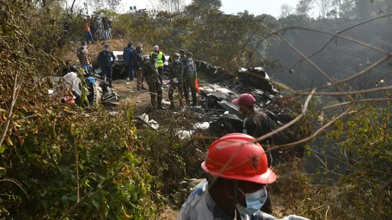 Accidente aéreo en Nepal deja 67 personas muertas 