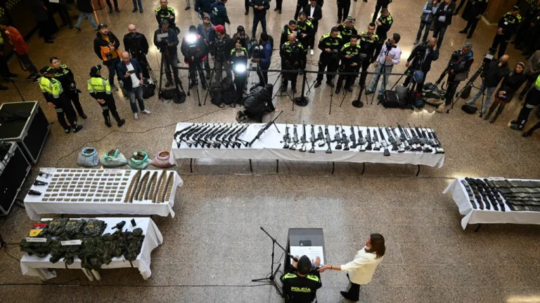 Policía decomisó 33 fusiles a disidentes de las Farc