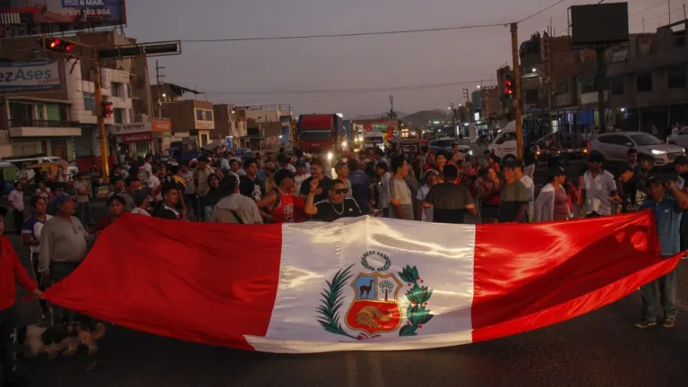 Crisis en Perú: gobierno niega abusos de DD.HH. y racismo 