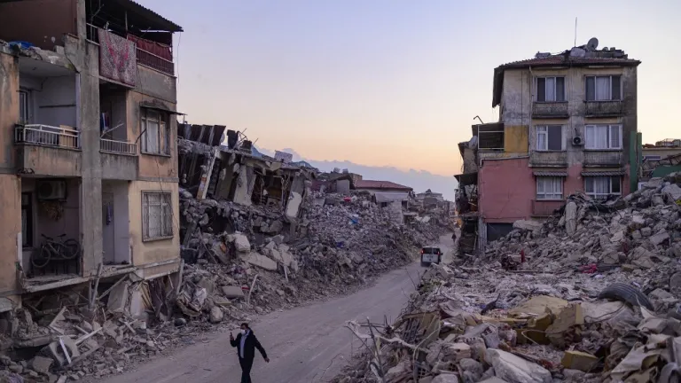 Alerta de tsunami por nuevos sismos en Turquía 