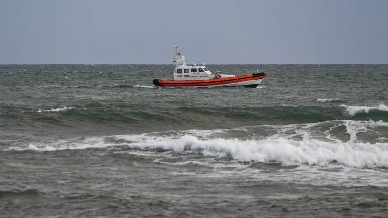 Unos 60 migrantes fallecieron en un naufragio cerca de la costa de Italia