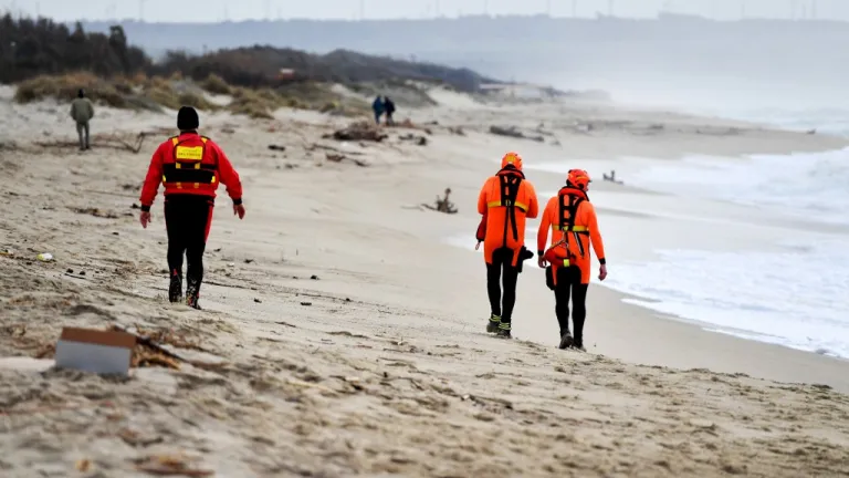 Naufragio de barco con migrantes en costa de Italia deja 62 muertos 