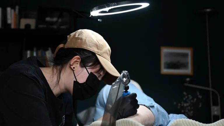 Historia de una tatuadora en china: qué piensa el Partido Comunista de China