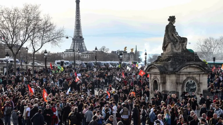 Protestas en Francia por adopción de reforma a las pensiones