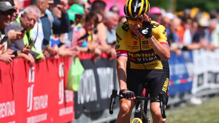 Roglic gana la 'crono' decisiva y es campeón virtual del Giro de Italia