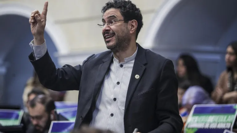 Iván Cepeda pide imputación de cargos a exparamilitares en caso Uribe