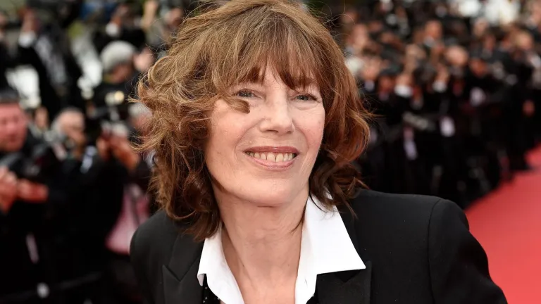 Estrellas del cine y la música se despiden Jane Birkin en emotivo funeral en París