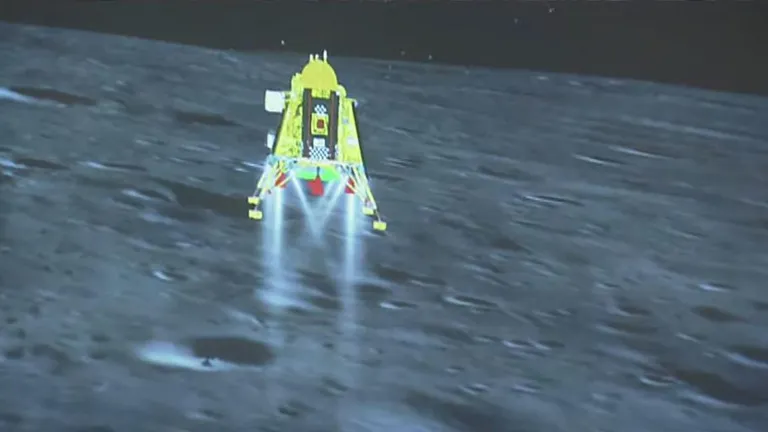 Tras posar nave en polo sur de la luna: robot indio ya empieza a explorar 