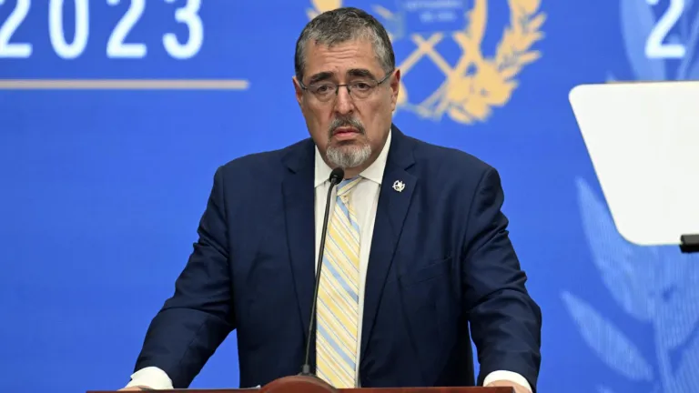 El presidente electo de Guatemala suspendió gira internacional. ¿Por qué?