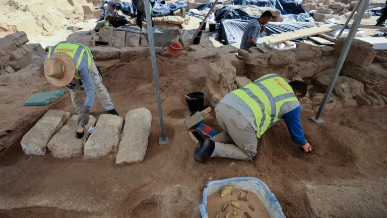 Descubren en Gaza 4 tumbas de 2.000 años de antigüedad