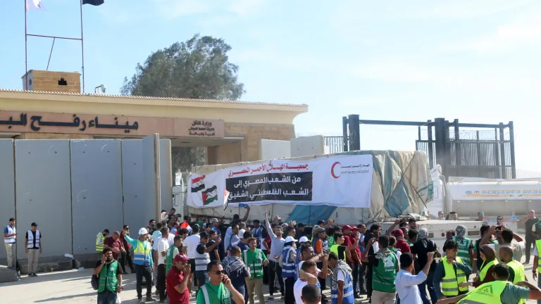 Conflicto en Medio Oriente: ayuda humanitaria comenzó a entrar a Gaza
