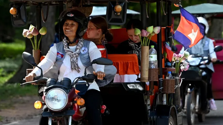 Camboya: conductoras de tuk tuk luchan contra la discriminación 