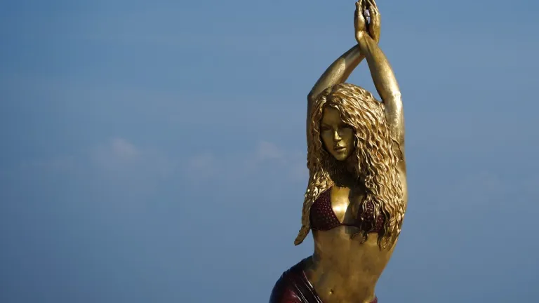Shakira y su carrera musical | Relatos Amarillos, Contacto
