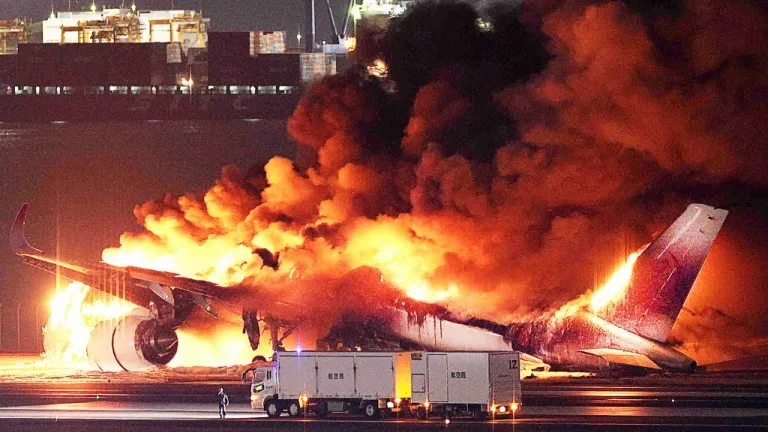 Avión de Japan Airlines colisionó en el Aeropuerto Internacional de Tokio Haneda