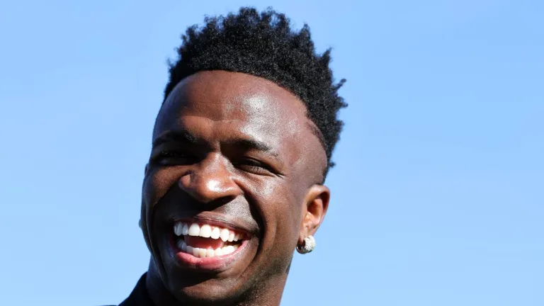 Vinicius pide a jugadores del Real Madrid ayudar a damnificados por inundaciones en Valencia
