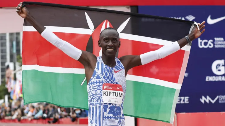 Kelvin Kiptum, atleta keniano, murió en un accidente