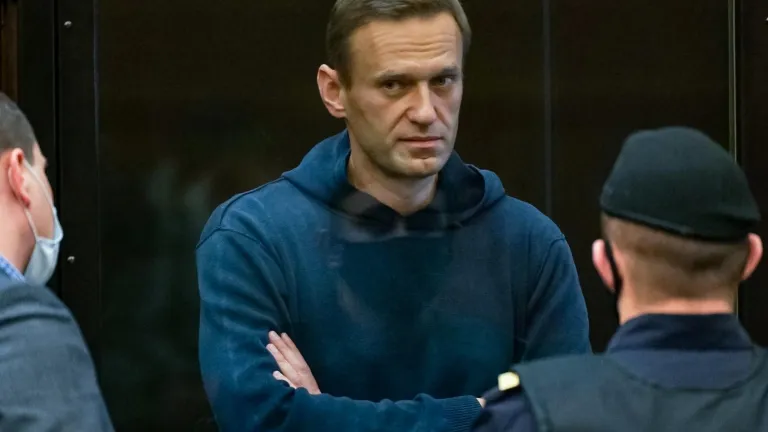 Alexéi Navalni murió en la cárcel, indicó el Kremlin este viernes 